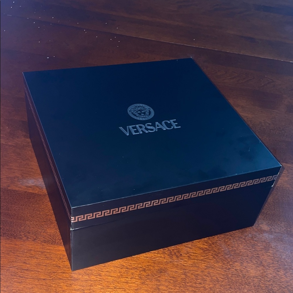 Versace Magnetic snap closure Black Box with Silver Logo - Picture 2 of 11